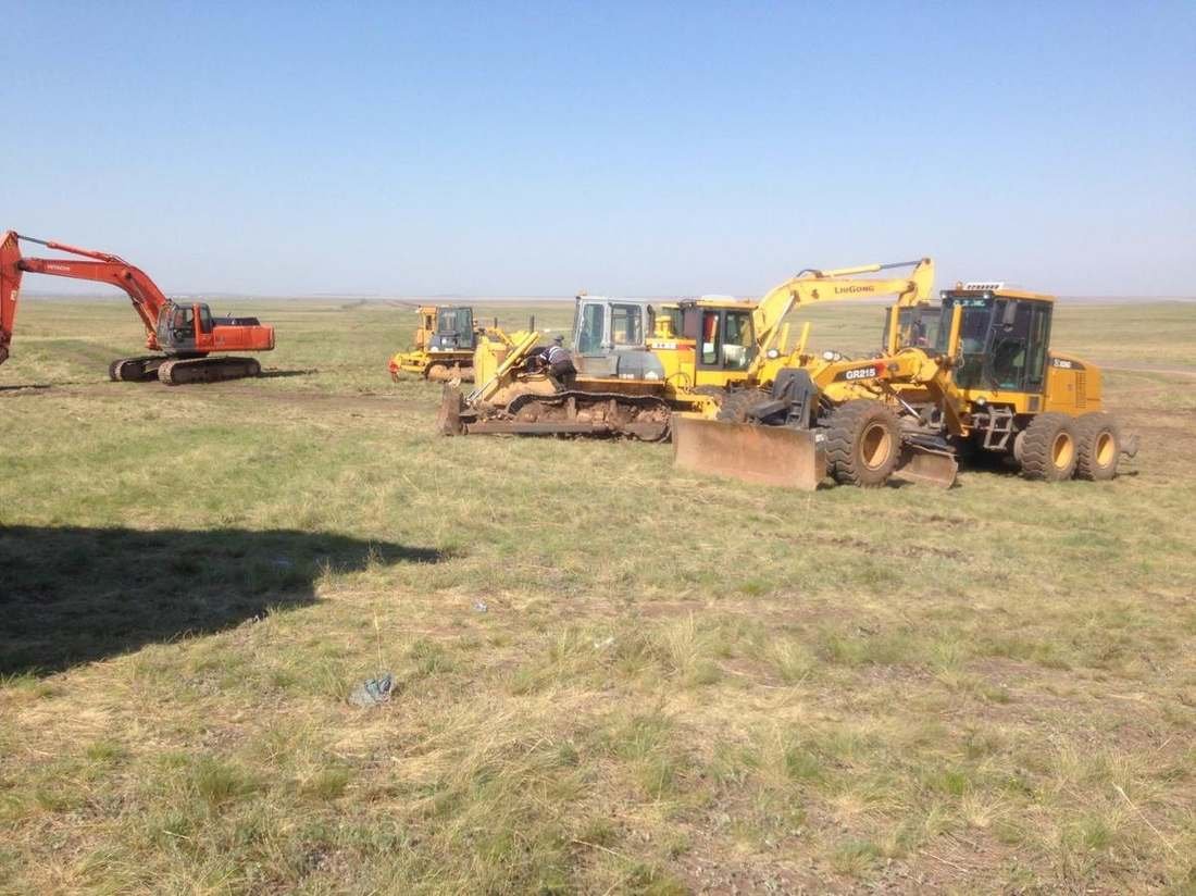 Şantiyede ekskavatör, dozer ve greyderlerden oluşan makine parkı